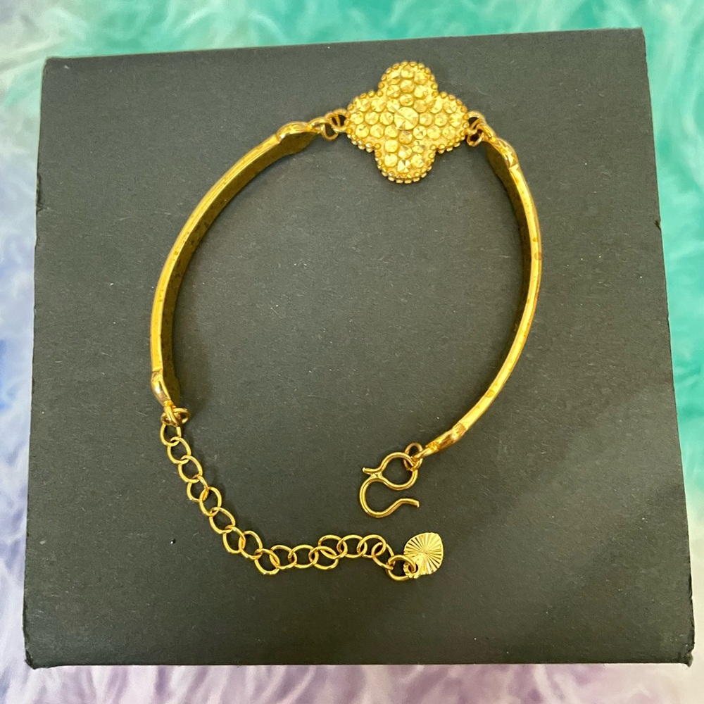 F02 - Goldtone Clover Accent Women's Bracelet - Fashion Elegant Gold Bracelet